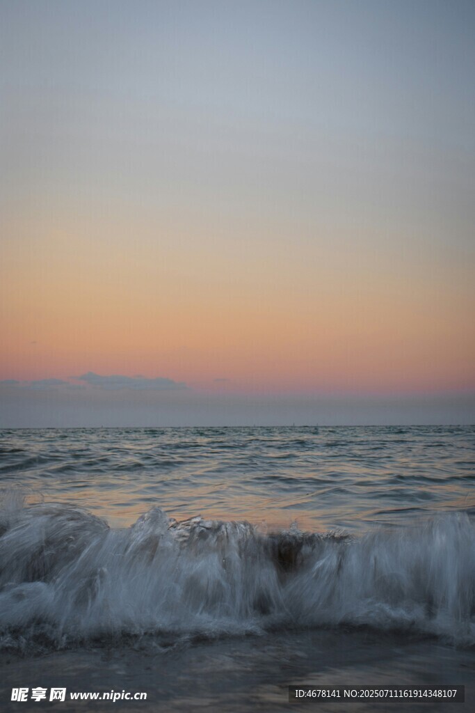 海边日落时的翻涌海浪