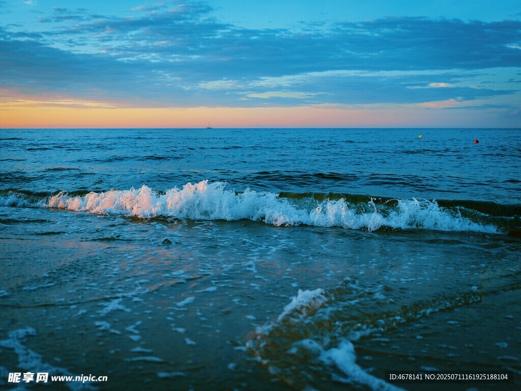 海边日落海浪美景