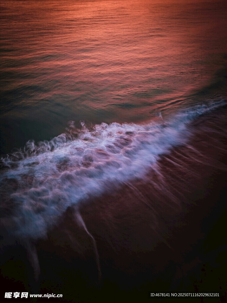 夕阳下的海浪美景