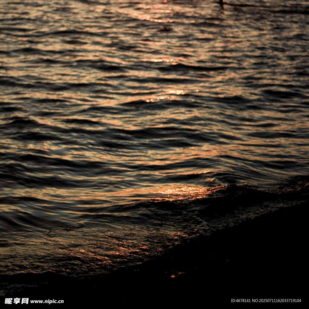 夕阳下波光粼粼的水面