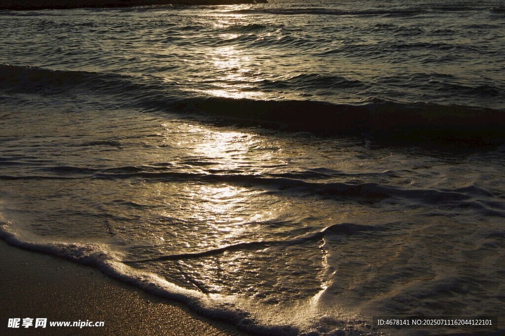 夕阳下波光粼粼的海浪