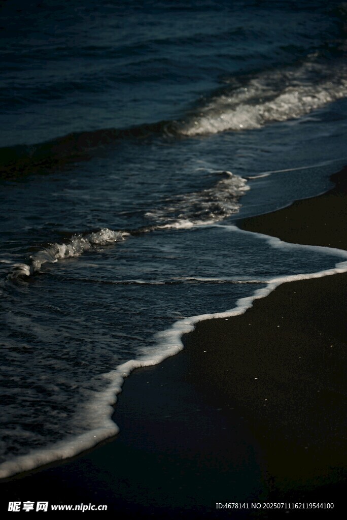 海边浪花轻拍沙滩