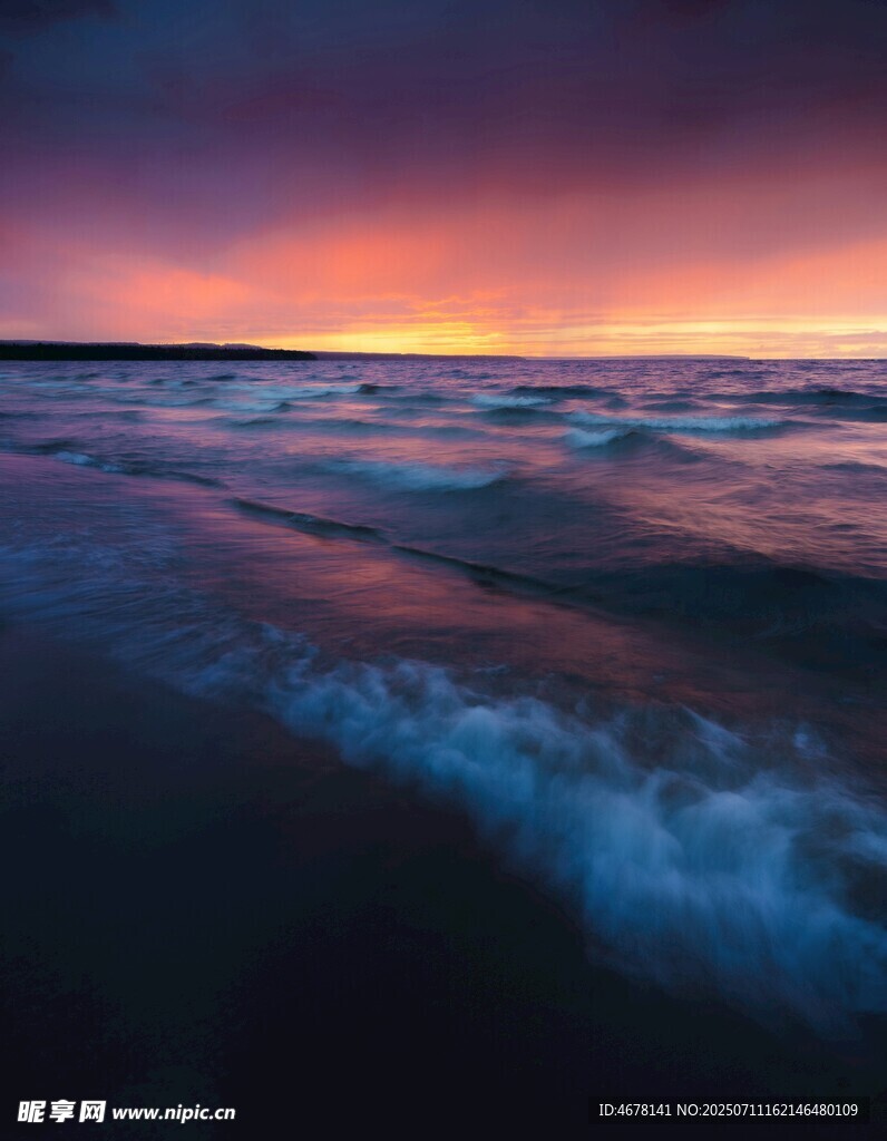 海边绚丽日落海浪景观