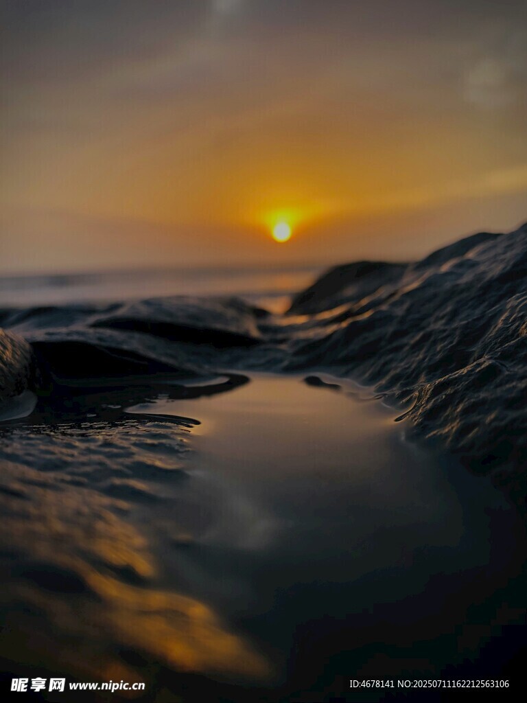 海边日落时的静谧水洼