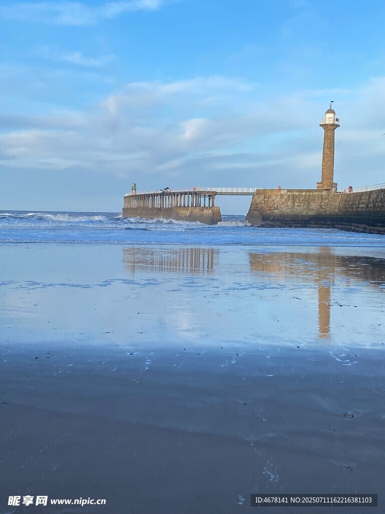 海边灯塔与宁静水面