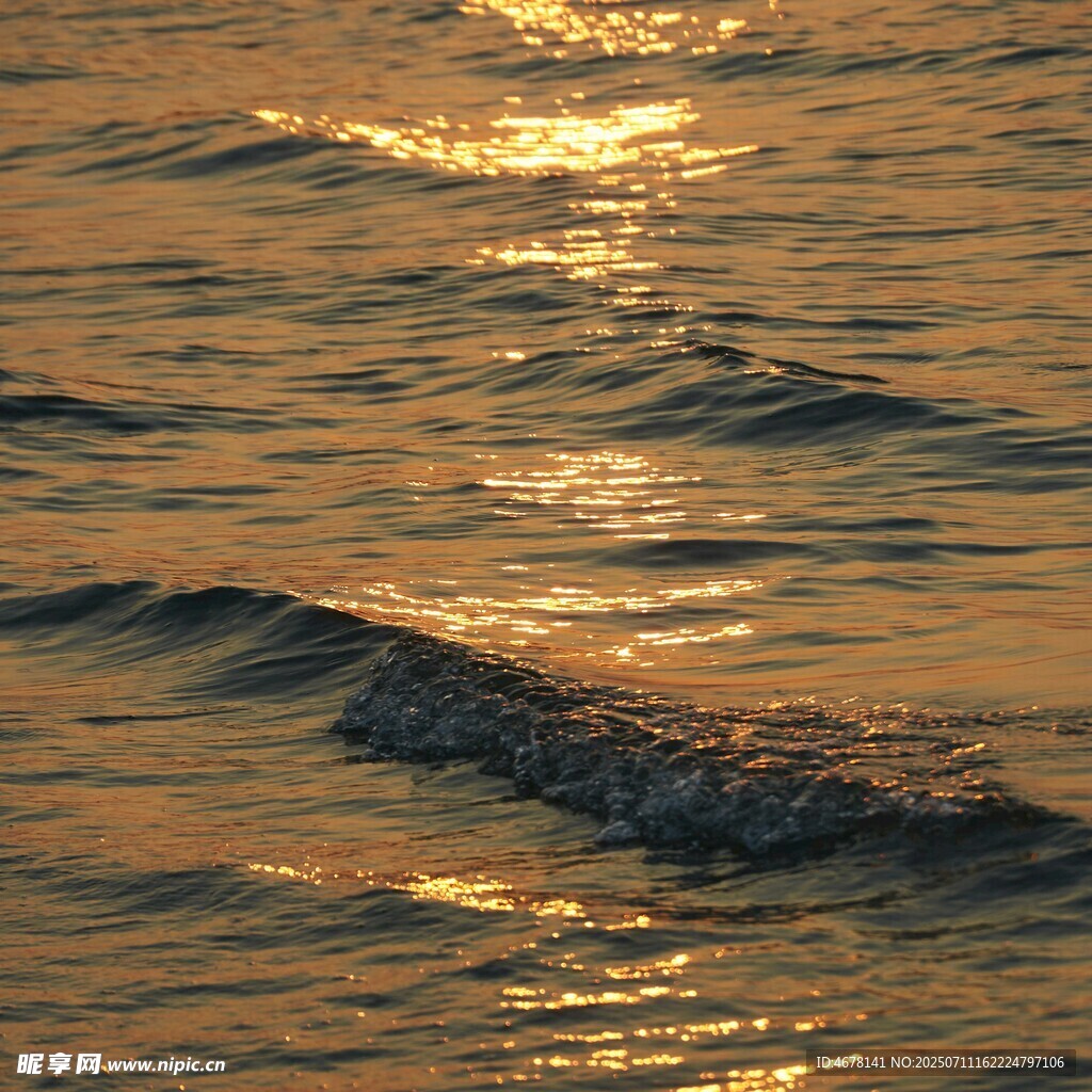 夕阳下波光粼粼的海面