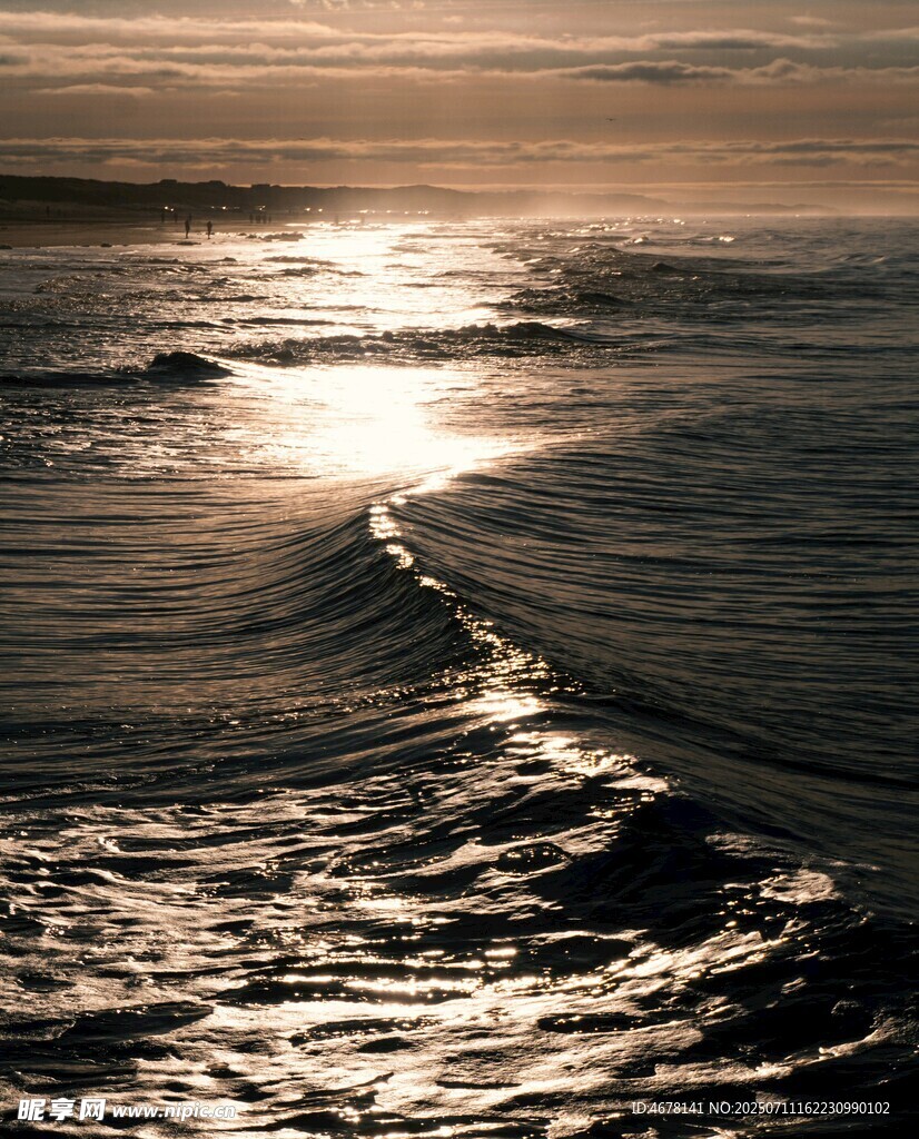 夕阳下的海浪美景