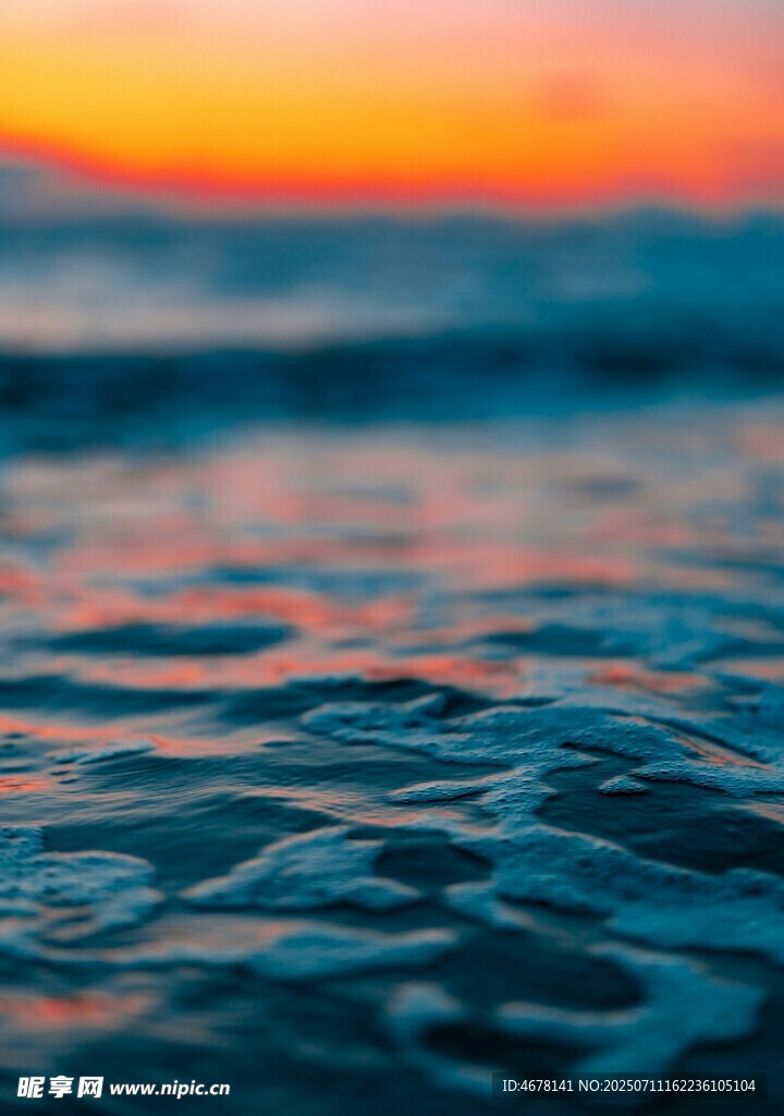 夕阳下的波光粼粼海面