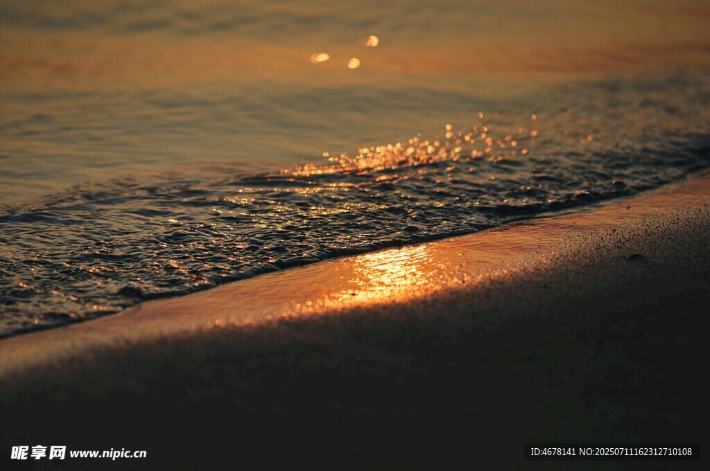 夕阳下的海边浪漫景致