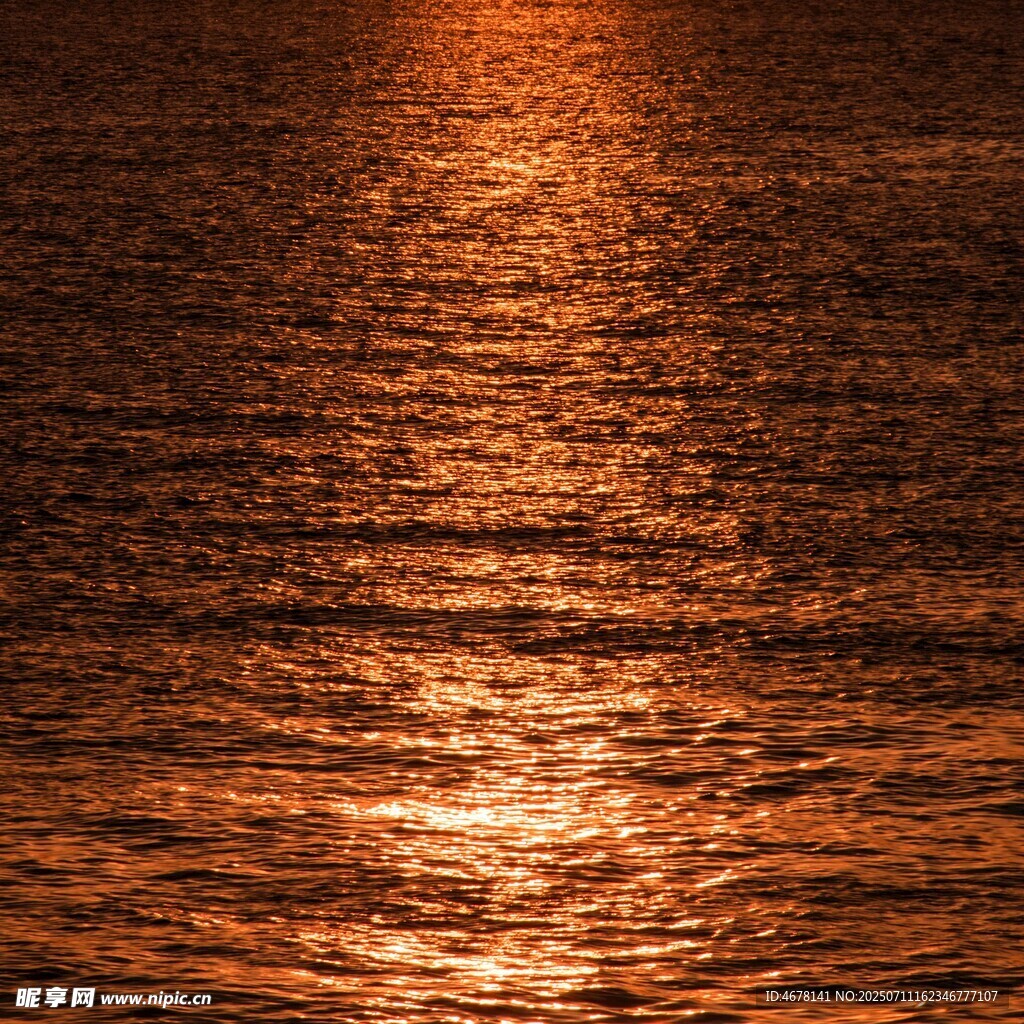 夕阳下波光粼粼的海面