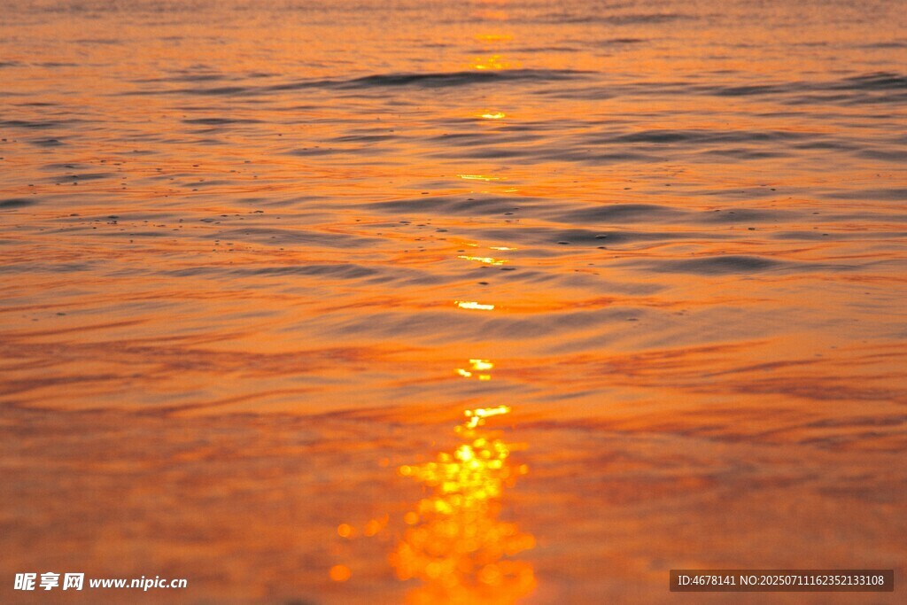 夕阳下波光粼粼的水面