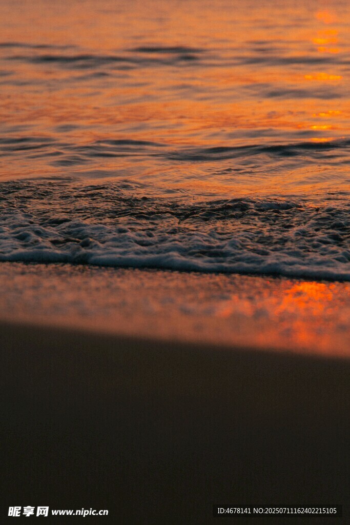 夕阳下的海边浪漫景致