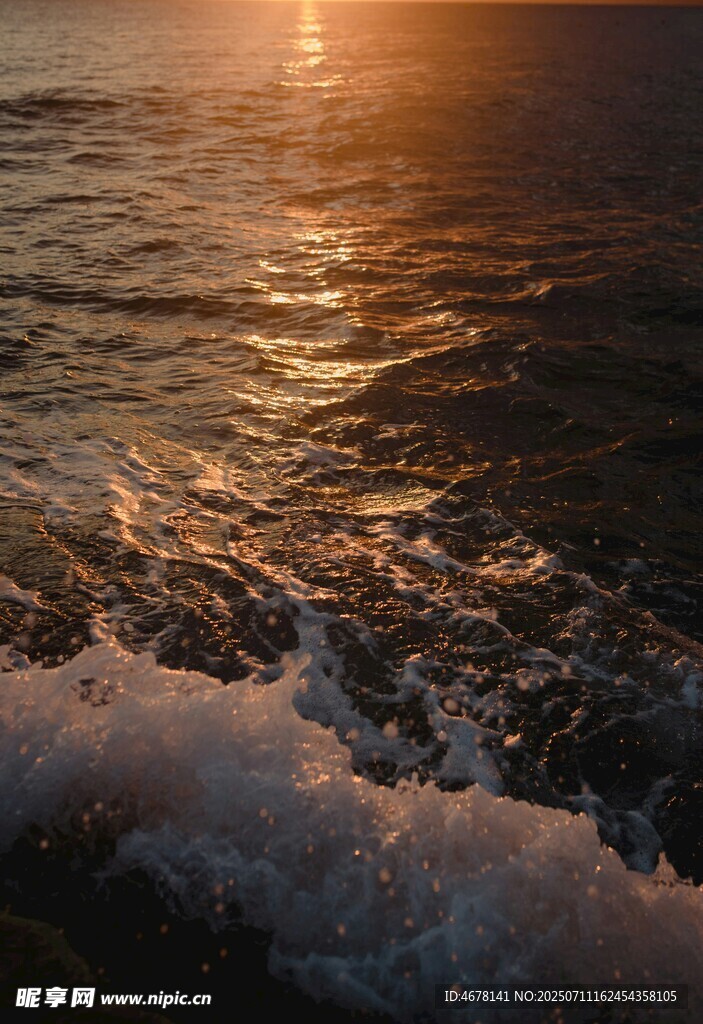 夕阳下的海浪美景