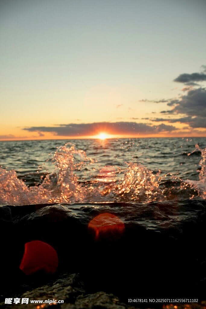 海边日落海浪翻涌美景