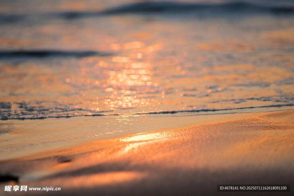 海边夕阳下的金色海浪