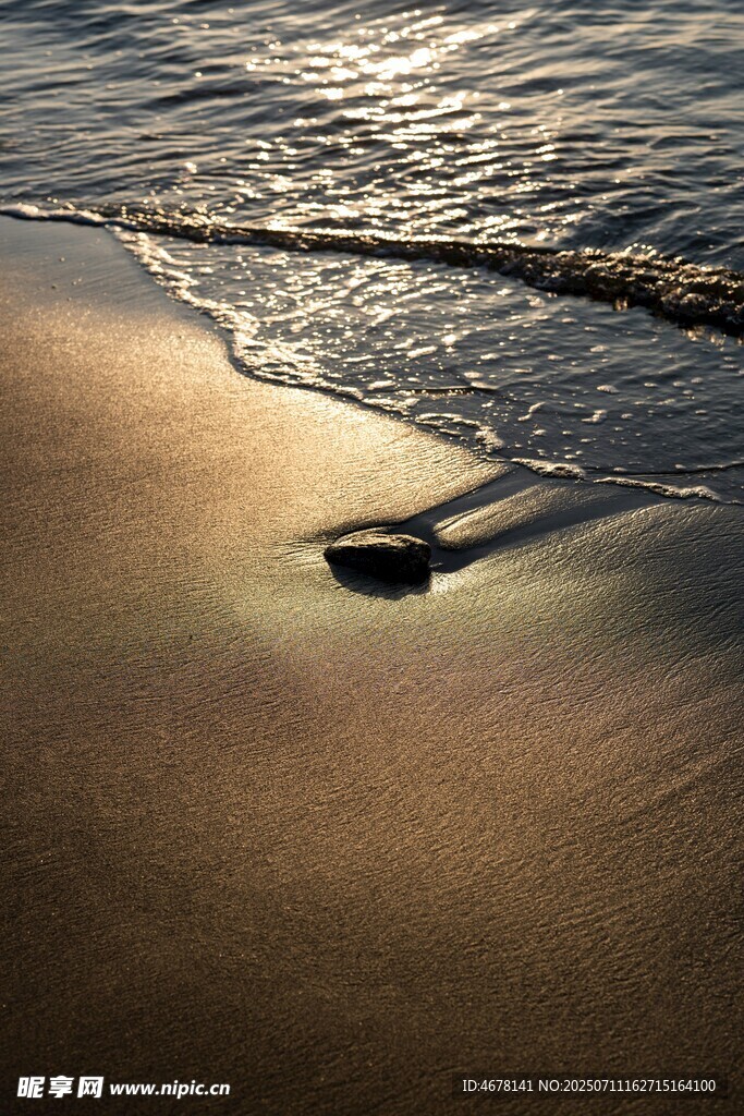 沙滩上的海浪与光影