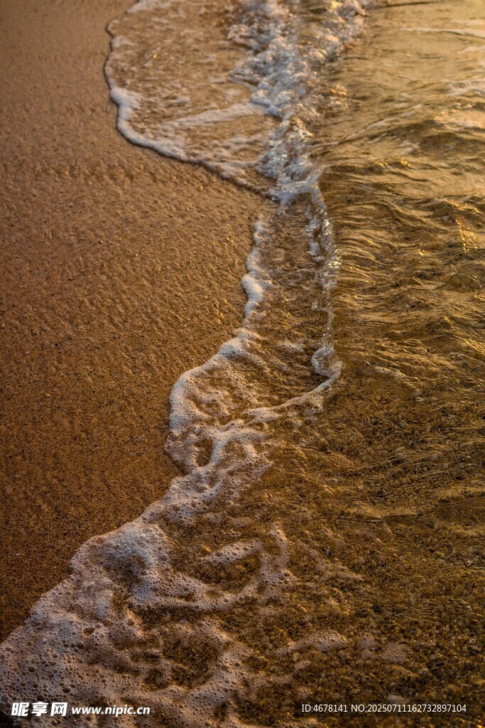 金色沙滩上的海浪纹理