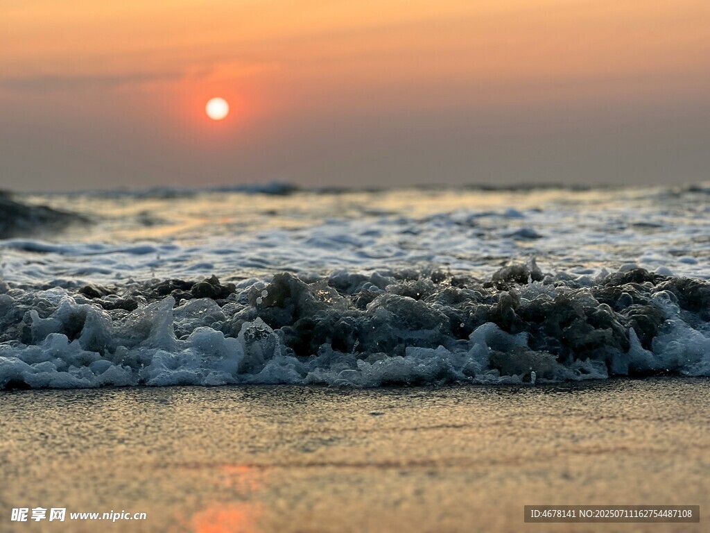 海边日落海浪轻拍沙滩