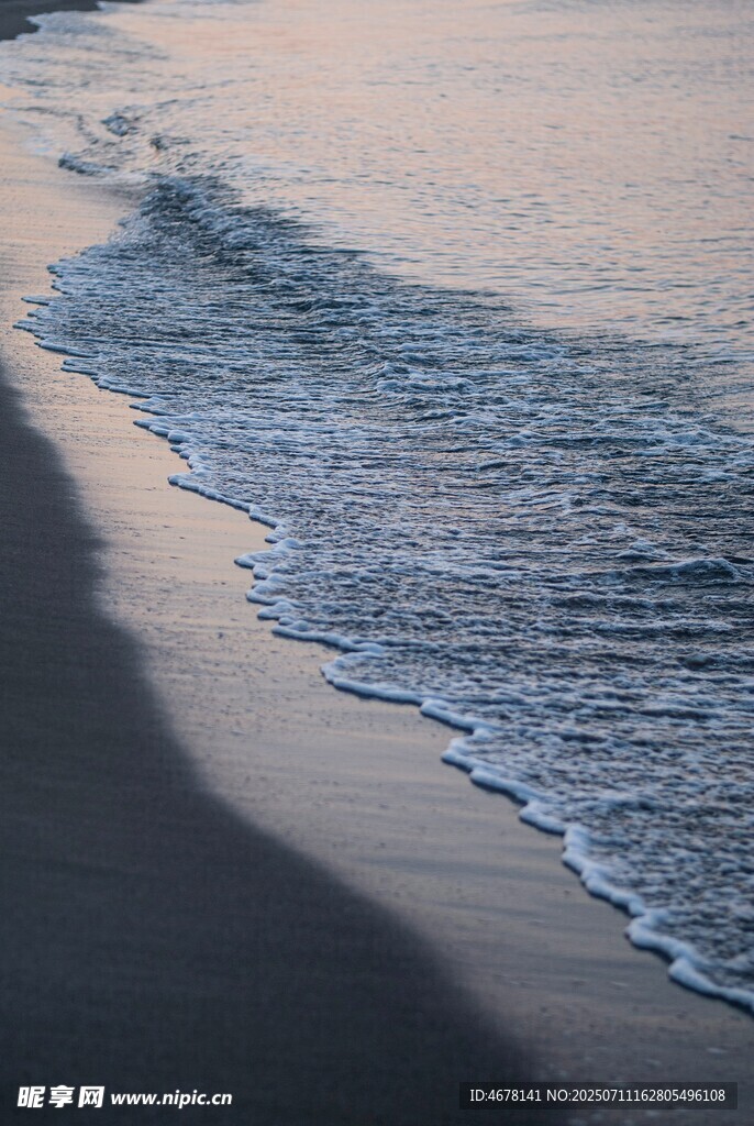 海边沙滩上的轻柔海浪