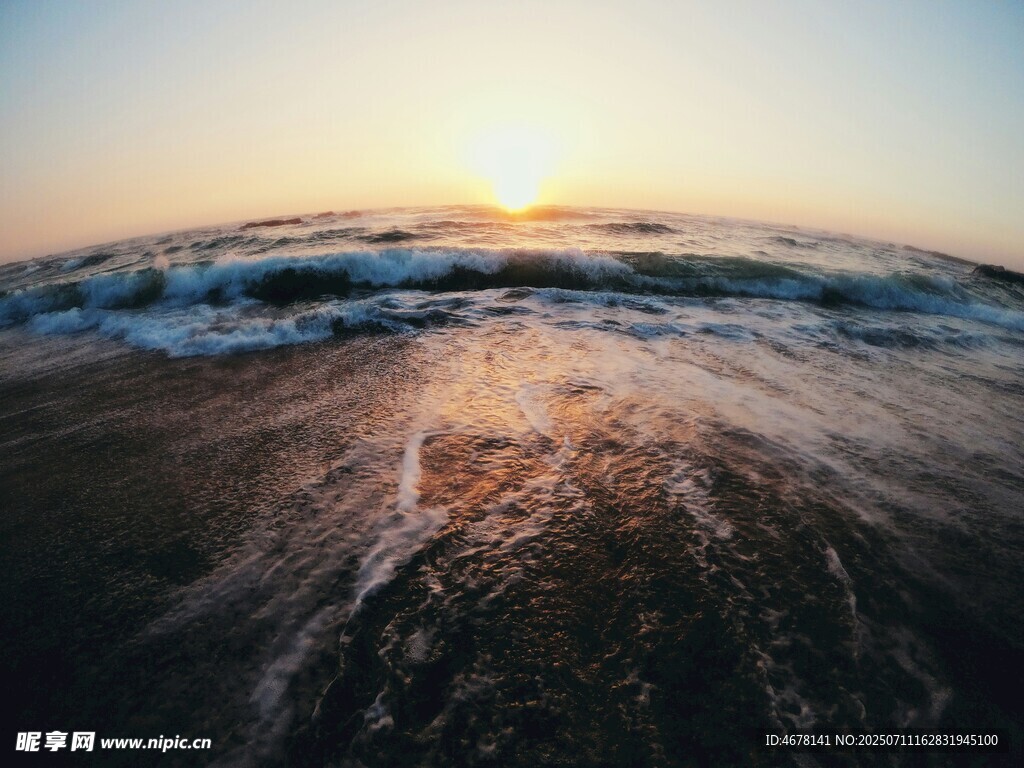 海边日出下的翻涌海浪