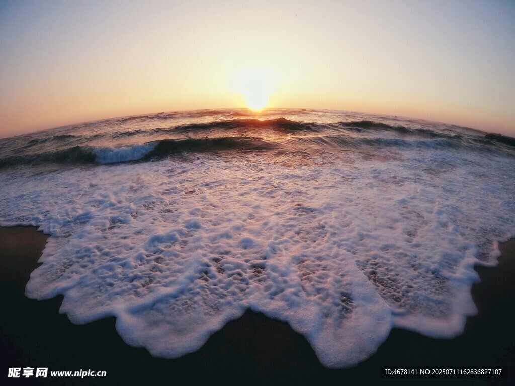 海边日落海浪翻涌美景