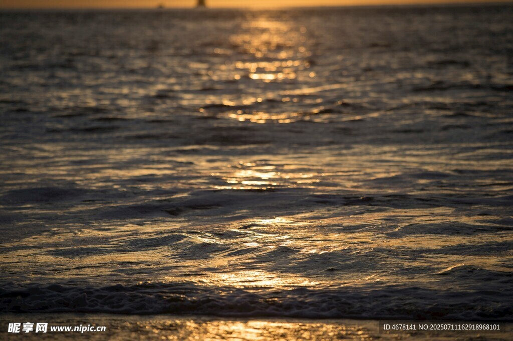 夕阳下波光粼粼的海面