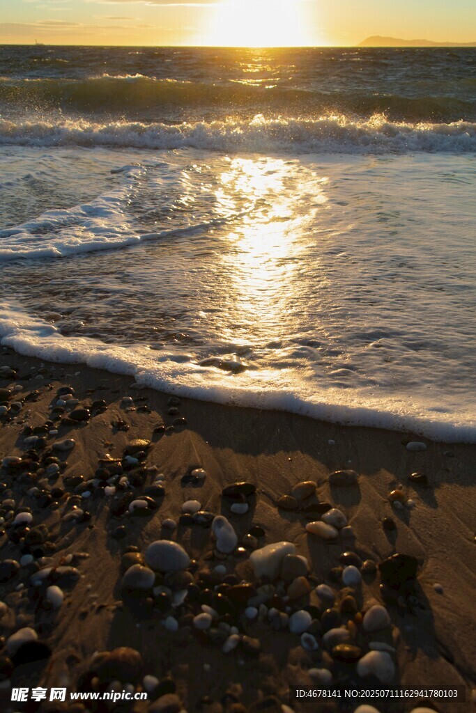 夕阳下的海滩美景