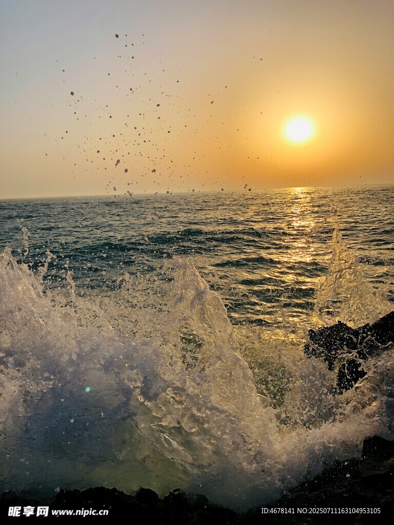 海边日落海浪翻涌美景