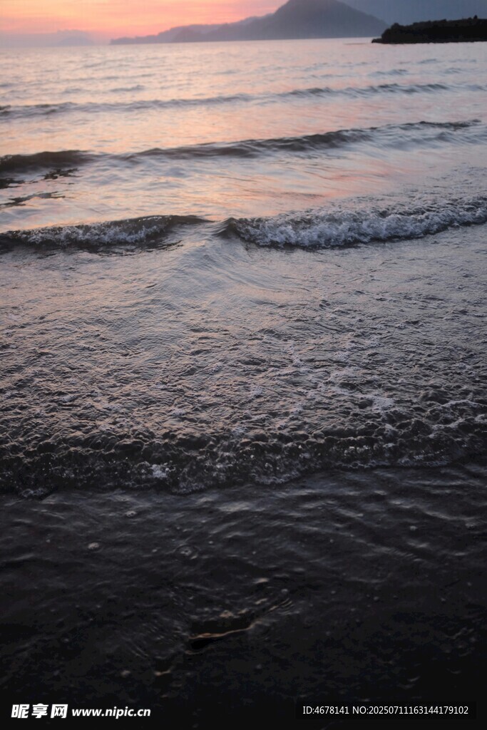 海边日落时分的海浪美景