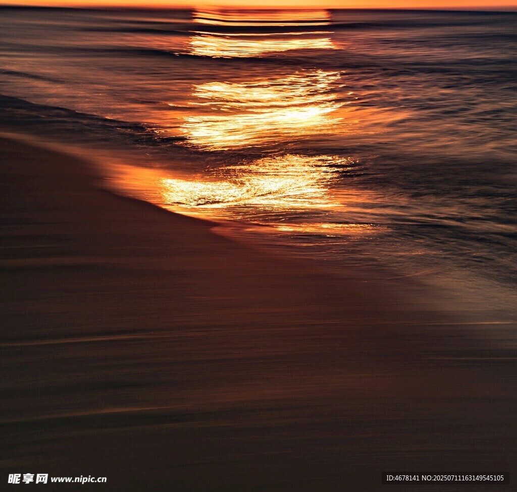 夕阳下的海滩波光粼粼