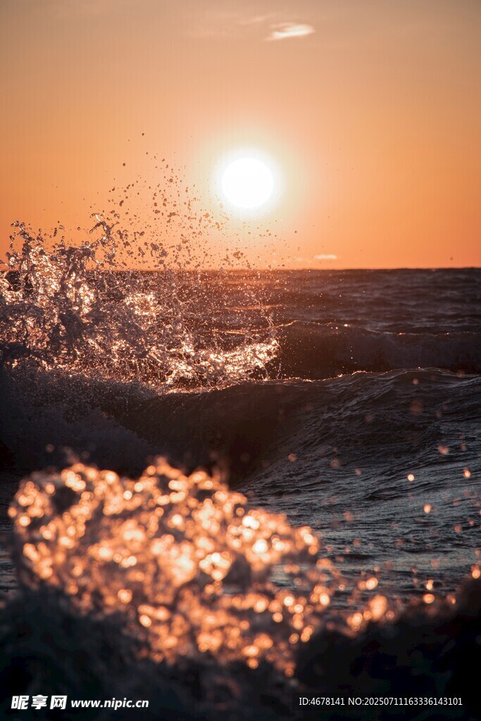 夕阳下海浪翻涌的美丽景象