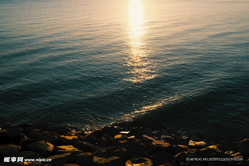 海边日落波光粼粼美景