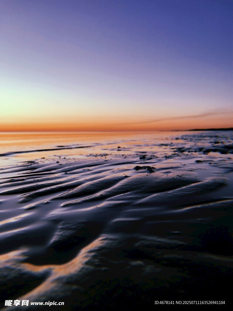 海边日落时分的沙滩美景