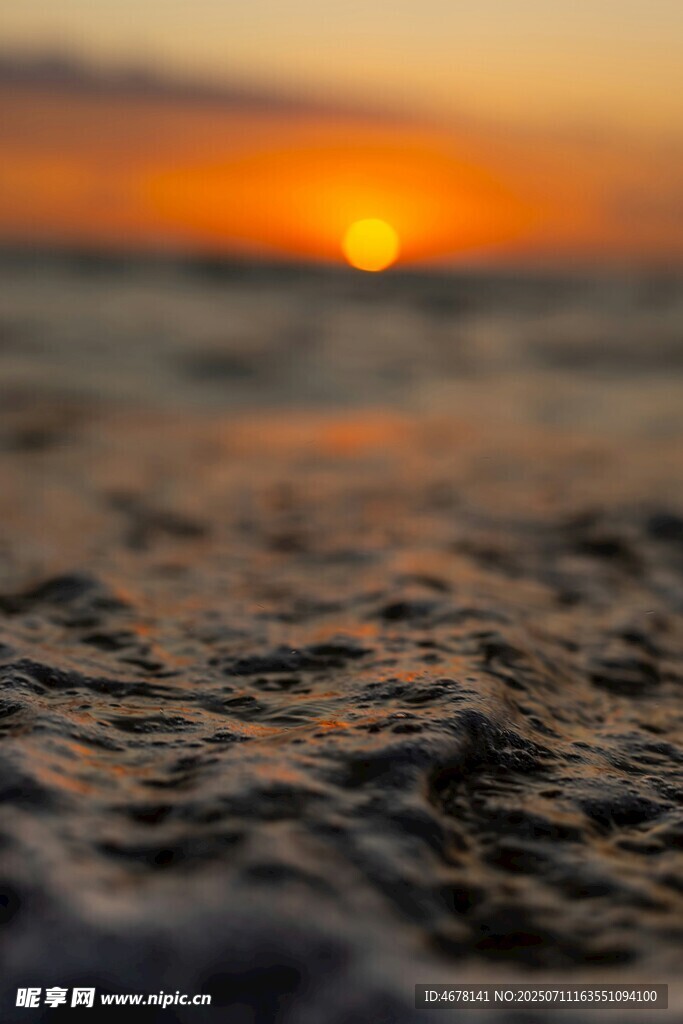 海边日落时的细腻海浪