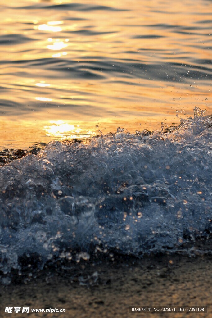 夕阳下海浪拍打沙滩