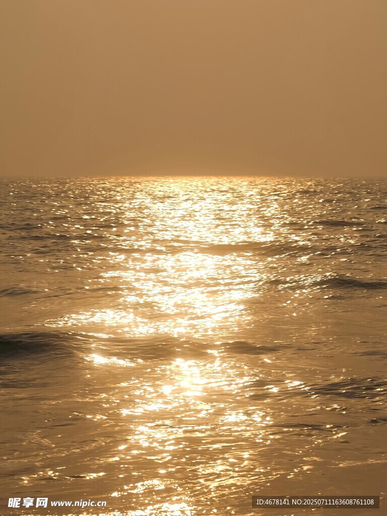 金色海面的落日美景