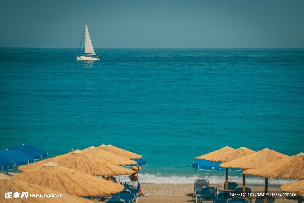海滨沙滩上的帆船与遮阳伞