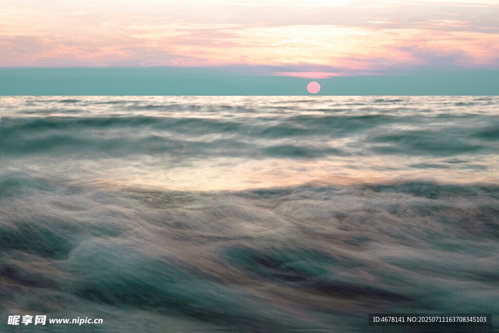 海上日落时分的翻涌波浪