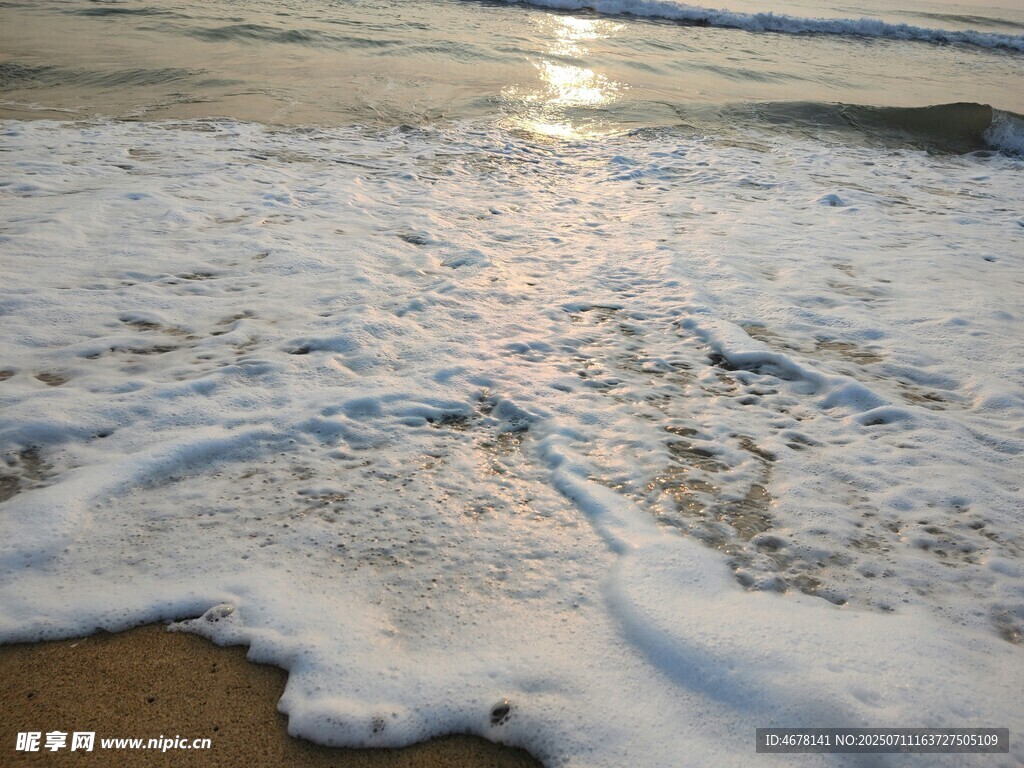 海浪拍打沙滩的泡沫景象