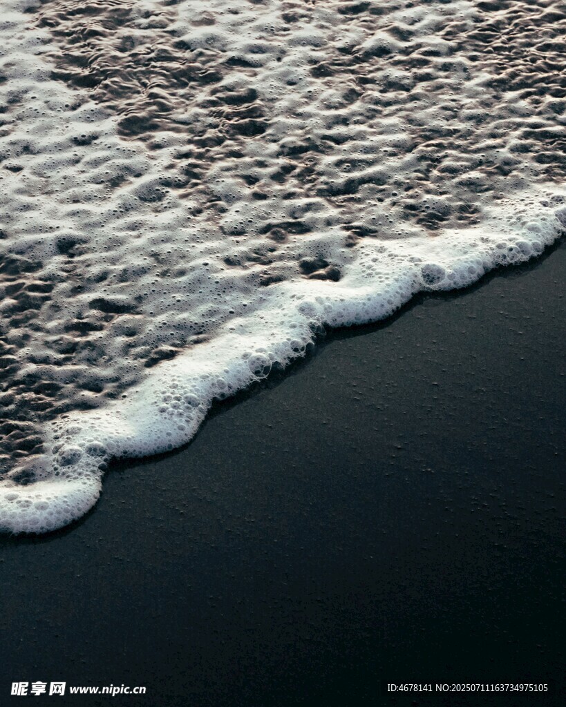 海浪拍打岸边的白色泡沫