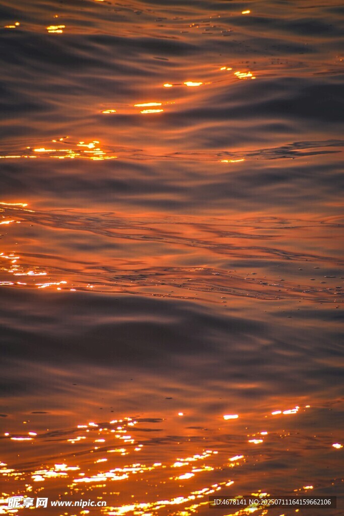 夕阳下波光粼粼的水面
