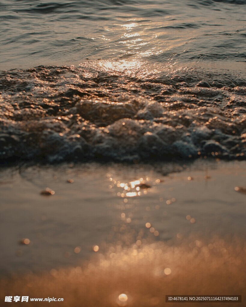 夕阳下的海浪沙滩美景