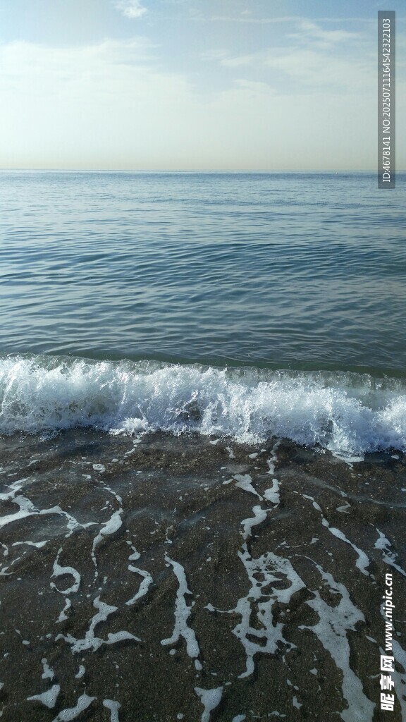 海浪拍打黑色沙滩美景