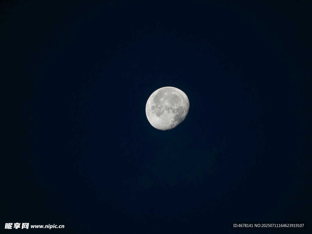 夜空中的皎洁明月