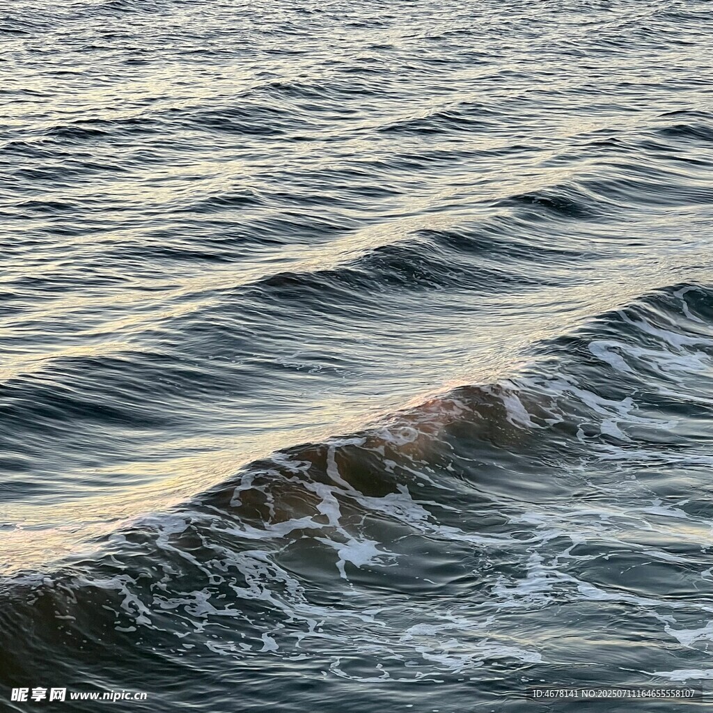 海浪翻涌的美丽瞬间