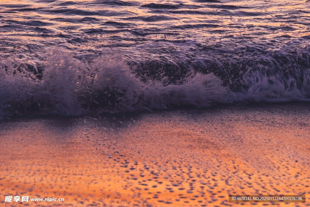 夕阳下的海浪与沙滩