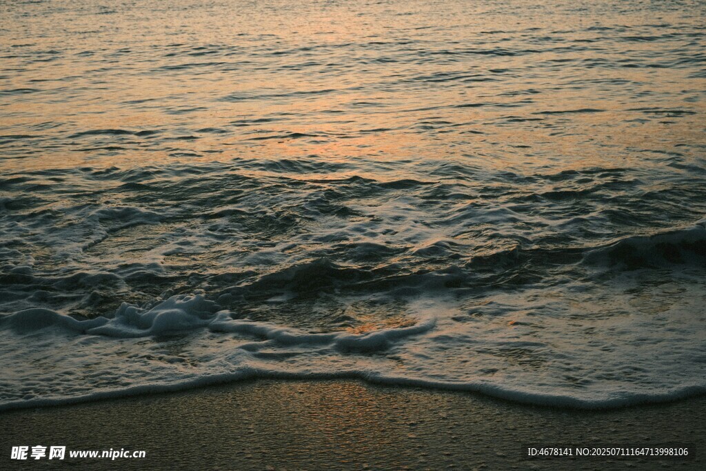 海边夕阳下的温柔海浪