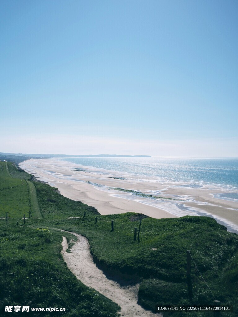 俯瞰海岸边蜿蜒河流景观