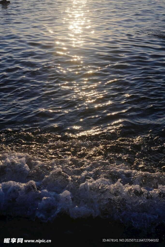 夕阳下的海浪波光粼粼