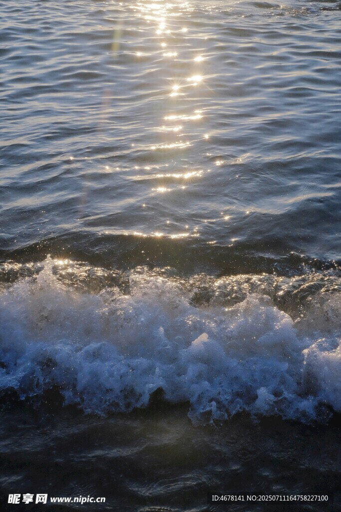 夕阳下的海浪